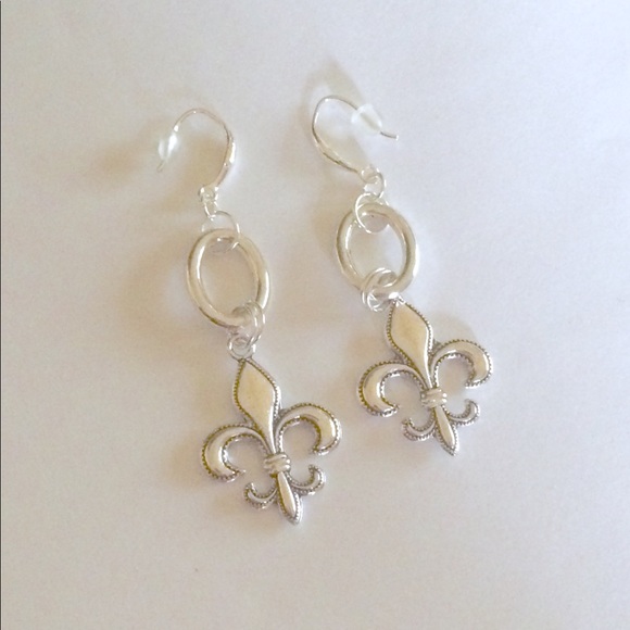 Fleur de lis dangle earrings - Picture 2 of 2